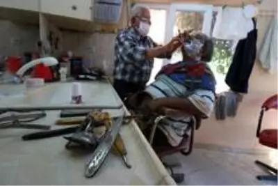 66 yıldır ekmeğini makas ve usturadan çıkarıyor 66 yıldır ekmeğini makas ve usturadan çıkarıyor