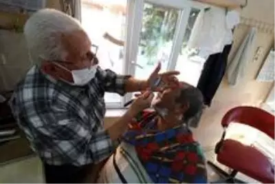 66 yıldır ekmeğini makas ve usturadan çıkarıyor 66 yıldır ekmeğini makas ve usturadan çıkarıyor