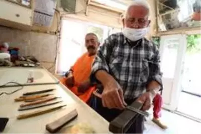 66 yıldır ekmeğini makas ve usturadan çıkarıyor 66 yıldır ekmeğini makas ve usturadan çıkarıyor