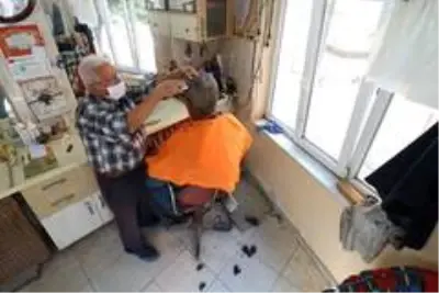 66 yıldır ekmeğini makas ve usturadan çıkarıyor 66 yıldır ekmeğini makas ve usturadan çıkarıyor