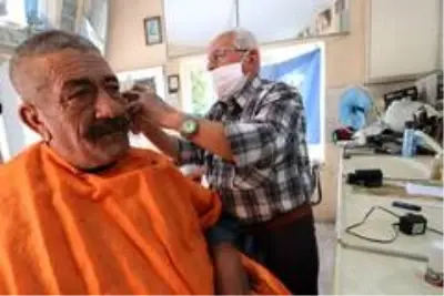 66 yıldır ekmeğini makas ve usturadan çıkarıyor 66 yıldır ekmeğini makas ve usturadan çıkarıyor
