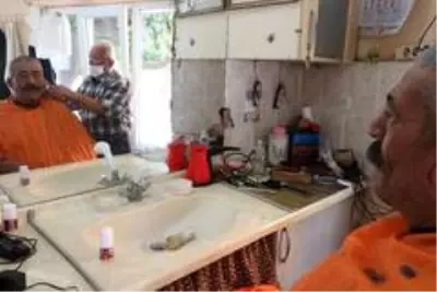 66 yıldır ekmeğini makas ve usturadan çıkarıyor 66 yıldır ekmeğini makas ve usturadan çıkarıyor