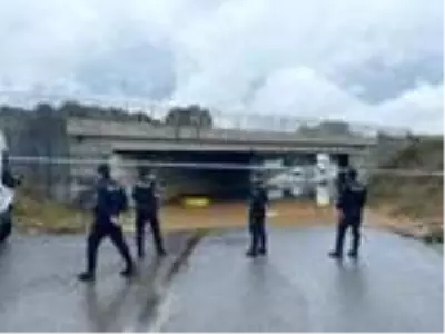 Taksicinin sağanakla imtihanı! Mahsur kaldığı alt geçitten kepçeyle kurtarılma anına ait görüntüler filmleri aratmadı Taksicinin sağanakla imtihanı! Mahsur kaldığı alt geçitten kepçeyle kurtarılma anına ait görüntüler filmleri aratmadı