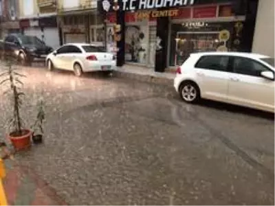 Eskişehir'de aniden başlayan yağmur ve dolu hayatı felç etti Eskişehir'de aniden başlayan yağmur ve dolu hayatı felç etti
