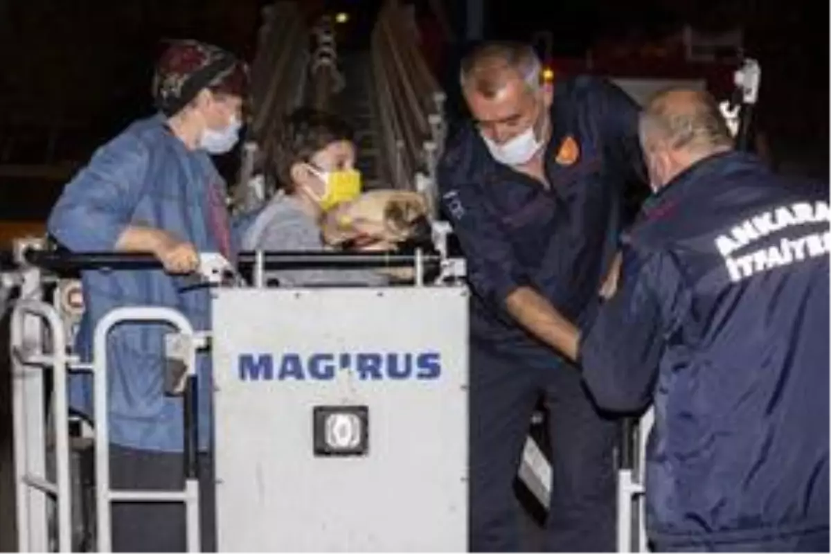 Ankara'da yangında mahsur kalan küçük çocuk, kucağında köpeğiyle kurtarıldı