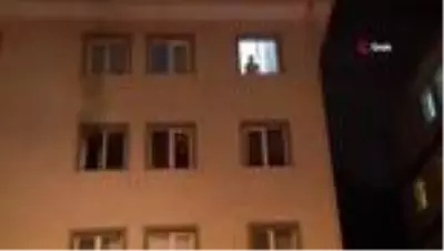 Ankara'da yangında mahsur kalan küçük çocuk, kucağında köpeğiyle kurtarıldı Ankara'da yangında mahsur kalan küçük çocuk, kucağında köpeğiyle kurtarıldı
