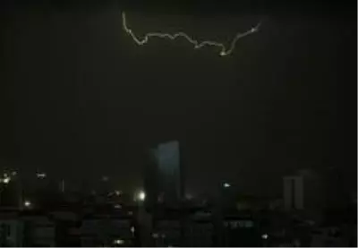 Ankara'da sağanak yağış ve dolu hayatı felç etti...Şimşekler geceyi gündüze çevirdi, yollar göle döndü Ankara'da sağanak yağış ve dolu hayatı felç etti...Şimşekler geceyi gündüze çevirdi, yollar göle döndü