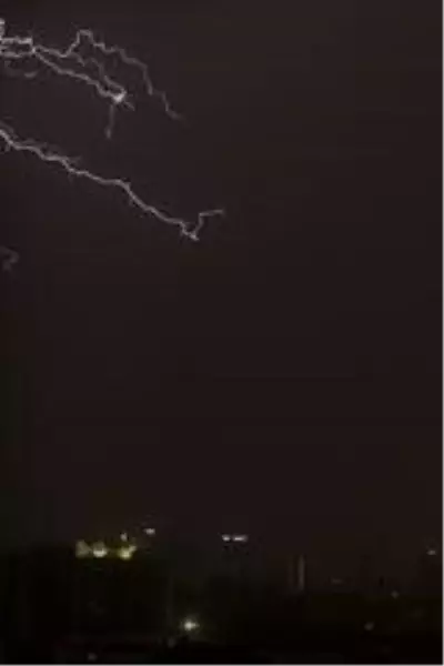 Ankara'da sağanak yağış ve dolu hayatı felç etti...Şimşekler geceyi gündüze çevirdi, yollar göle döndü Ankara'da sağanak yağış ve dolu hayatı felç etti...Şimşekler geceyi gündüze çevirdi, yollar göle döndü