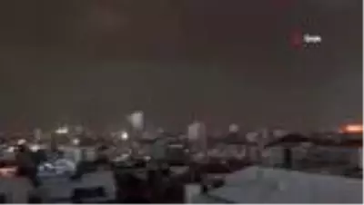 Ankara'da sağanak yağış ve dolu hayatı felç etti...Şimşekler geceyi gündüze çevirdi, yollar göle döndü Ankara'da sağanak yağış ve dolu hayatı felç etti...Şimşekler geceyi gündüze çevirdi, yollar göle döndü