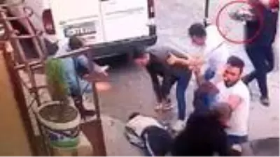 Karı-kocaya baltayla saldıran komşularının görüntüleri kameraya böyle yansıdı Karı-kocaya baltayla saldıran komşularının görüntüleri kameraya böyle yansıdı