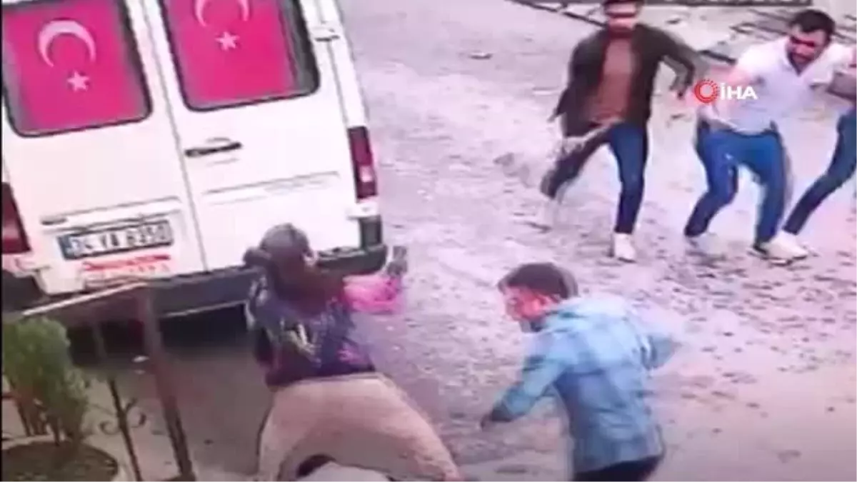 Karı-kocaya baltayla saldıran komşularının görüntüleri kameraya böyle yansıdı