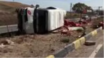Başkent'te minibüs devrildi, yol soğan tarlasına döndü Başkent'te minibüs devrildi, yol soğan tarlasına döndü