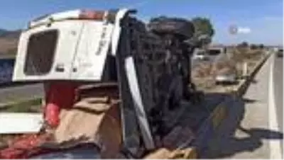 Başkent'te minibüs devrildi, yol soğan tarlasına döndü Başkent'te minibüs devrildi, yol soğan tarlasına döndü