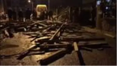 Başkentte kuvvetli rüzgar nedeniyle 2 apartmanın çatısı uçtu Başkentte kuvvetli rüzgar nedeniyle 2 apartmanın çatısı uçtu