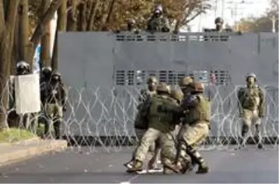 Son dakika haberleri: Belarus'ta protestocular ile polis arasında arbede Son dakika haberleri: Belarus'ta protestocular ile polis arasında arbede