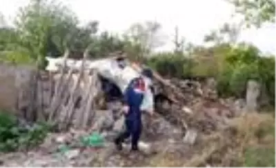 Beton mikserinin çarptığı evin mutfak duvarı yıkıldı Beton mikserinin çarptığı evin mutfak duvarı yıkıldı