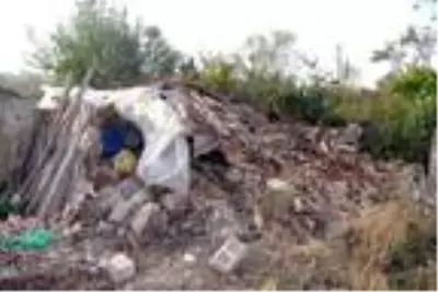 Beton mikserinin çarptığı evin mutfak duvarı yıkıldı Beton mikserinin çarptığı evin mutfak duvarı yıkıldı