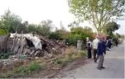 Beton mikserinin çarptığı evin mutfak duvarı yıkıldı Beton mikserinin çarptığı evin mutfak duvarı yıkıldı