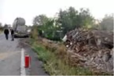 Beton mikserinin çarptığı evin mutfak duvarı yıkıldı Beton mikserinin çarptığı evin mutfak duvarı yıkıldı
