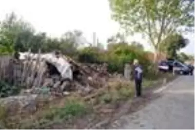 Beton mikserinin çarptığı evin mutfak duvarı yıkıldı Beton mikserinin çarptığı evin mutfak duvarı yıkıldı