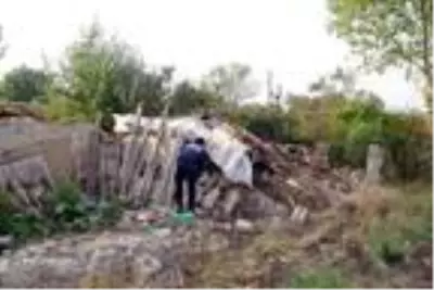 Beton mikserinin çarptığı evin mutfak duvarı yıkıldı Beton mikserinin çarptığı evin mutfak duvarı yıkıldı