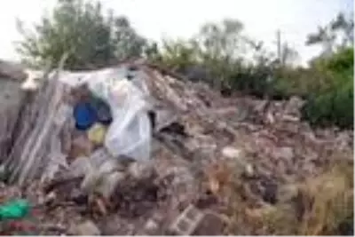 Beton mikserinin çarptığı evin mutfak duvarı yıkıldı Beton mikserinin çarptığı evin mutfak duvarı yıkıldı