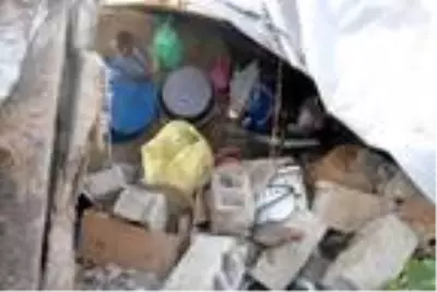 Beton mikserinin çarptığı evin mutfak duvarı yıkıldı Beton mikserinin çarptığı evin mutfak duvarı yıkıldı