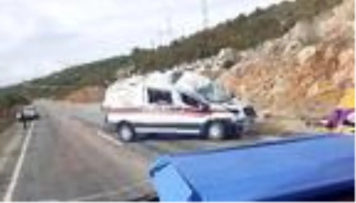 Bilecik'te ambulans takla attı: 2 yaralı