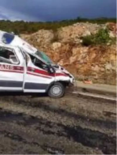 Bilecik'te ambulans takla attı: 2 yaralı Bilecik'te ambulans takla attı: 2 yaralı