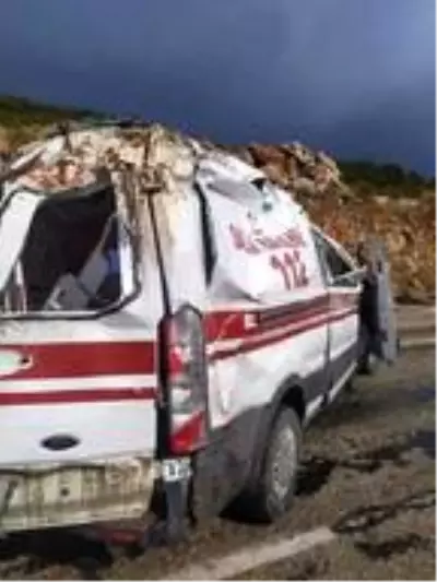 Bilecik'te ambulans takla attı: 2 yaralı Bilecik'te ambulans takla attı: 2 yaralı