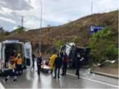 Bilecik'te belediye çöp kamyonu devrildi: 3 yaralı Bilecik'te belediye çöp kamyonu devrildi: 3 yaralı