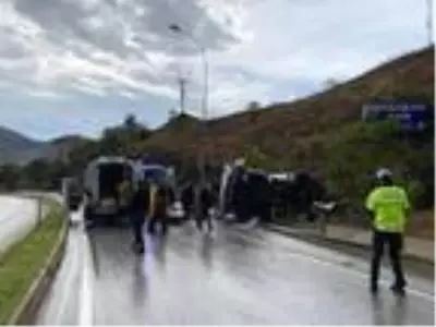 Bilecik'te belediye çöp kamyonu devrildi: 3 yaralı Bilecik'te belediye çöp kamyonu devrildi: 3 yaralı