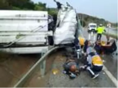 Bilecik'te belediye çöp kamyonu devrildi: 3 yaralı Bilecik'te belediye çöp kamyonu devrildi: 3 yaralı