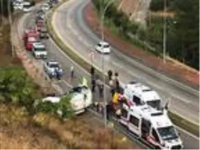 Bilecik'te belediye çöp kamyonu devrildi: 3 yaralı Bilecik'te belediye çöp kamyonu devrildi: 3 yaralı