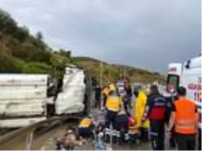 Bilecik'te belediye çöp kamyonu devrildi: 3 yaralı Bilecik'te belediye çöp kamyonu devrildi: 3 yaralı