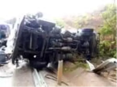Bilecik'te belediye çöp kamyonu devrildi: 3 yaralı Bilecik'te belediye çöp kamyonu devrildi: 3 yaralı