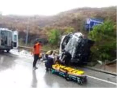 Bilecik'te belediye çöp kamyonu devrildi: 3 yaralı Bilecik'te belediye çöp kamyonu devrildi: 3 yaralı