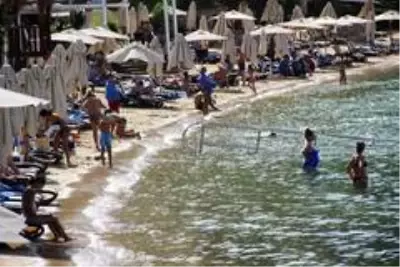 Yerli ve yabacı turistler sıcak havayla denizin tadını çıkarttı Yerli ve yabacı turistler sıcak havayla denizin tadını çıkarttı