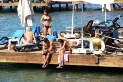 Yerli ve yabacı turistler sıcak havayla denizin tadını çıkarttı Yerli ve yabacı turistler sıcak havayla denizin tadını çıkarttı
