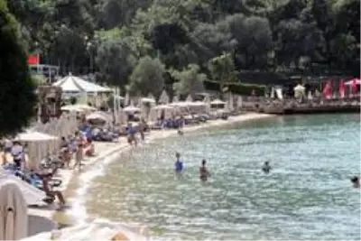 Yerli ve yabacı turistler sıcak havayla denizin tadını çıkarttı Yerli ve yabacı turistler sıcak havayla denizin tadını çıkarttı
