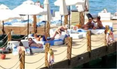 Yerli ve yabacı turistler sıcak havayla denizin tadını çıkarttı Yerli ve yabacı turistler sıcak havayla denizin tadını çıkarttı
