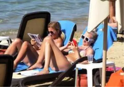 Yerli ve yabacı turistler sıcak havayla denizin tadını çıkarttı Yerli ve yabacı turistler sıcak havayla denizin tadını çıkarttı