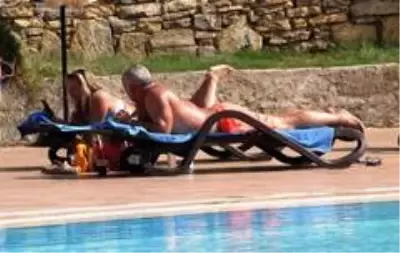 Yerli ve yabacı turistler sıcak havayla denizin tadını çıkarttı Yerli ve yabacı turistler sıcak havayla denizin tadını çıkarttı