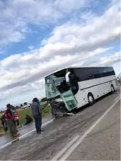 Bulgar turistlerin otobüsü ile kamyonet çarpıştı: 4 yaralı Bulgar turistlerin otobüsü ile kamyonet çarpıştı: 4 yaralı