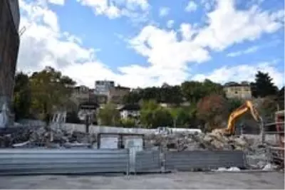 Tarihi Ulu Cami ve çarşıların çevresindeki eski yapılar yıkılıyor Tarihi Ulu Cami ve çarşıların çevresindeki eski yapılar yıkılıyor