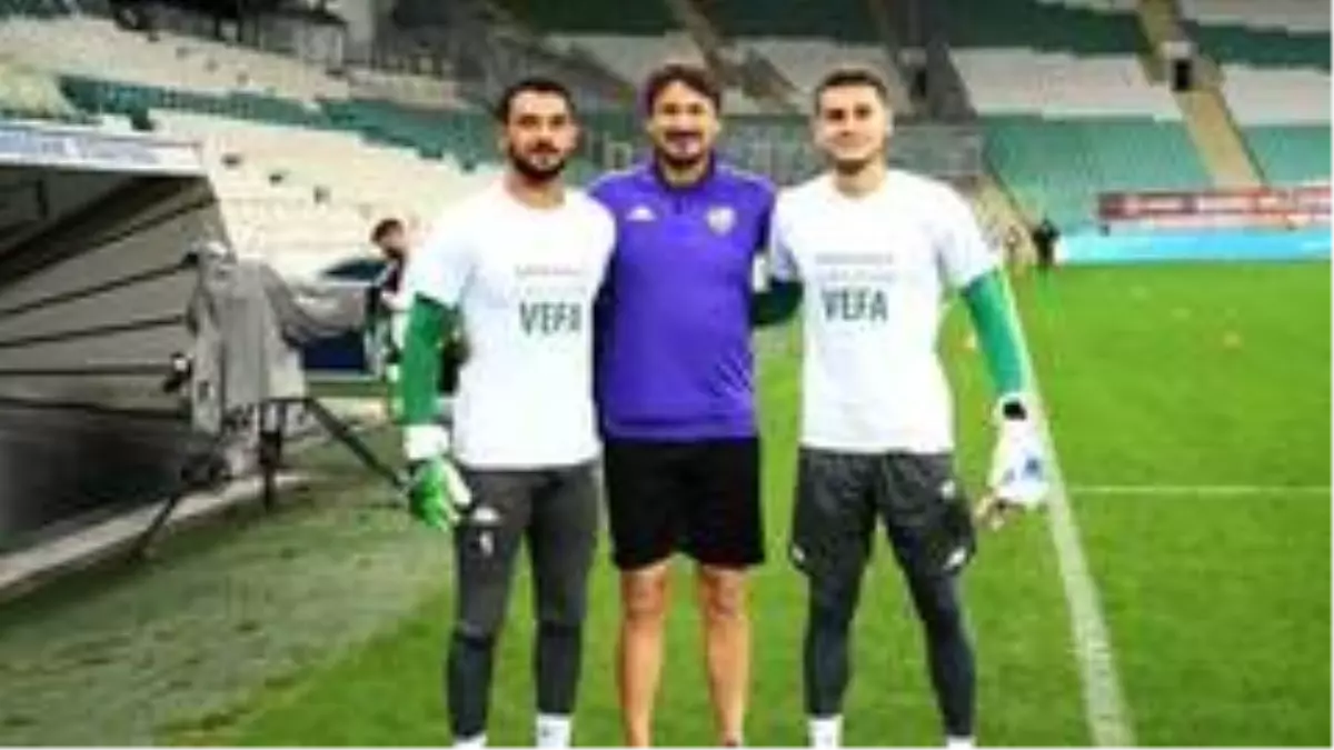 Bursaspor'un genç oyuncusu Vefa Temel'in sol ön çapraz bağları koptu