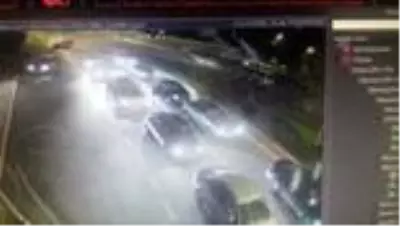 Son dakika... Devrilen otomobilin sürücüsü başka bir araçta yakalandı Son dakika... Devrilen otomobilin sürücüsü başka bir araçta yakalandı