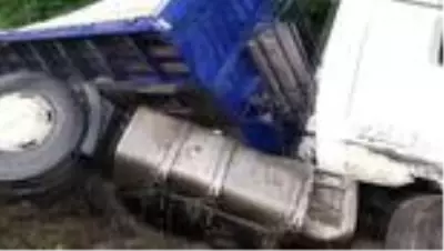 Devrilen tırın sürücüsü yaralandı Devrilen tırın sürücüsü yaralandı