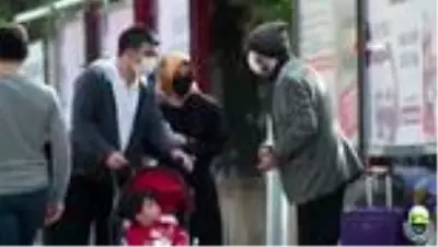 Dilenci kılığına girdi, 1 saatte 250 lira kazandı Dilenci kılığına girdi, 1 saatte 250 lira kazandı
