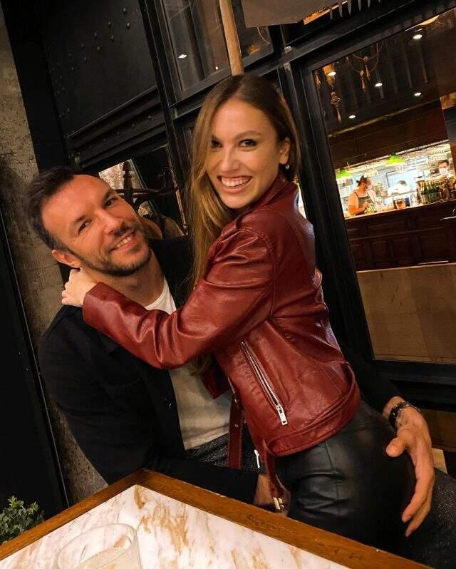 Duygu Özaslan fotoğraf paylaştı! Herkes, sevgilisinin elini koyduğu yere dikkat çekti Duygu Özaslan fotoğraf paylaştı! Herkes, sevgilisinin elini koyduğu yere dikkat çekti